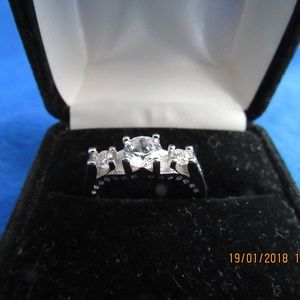 DR167. Beautiful Solitaire Statement Ring. Size 9